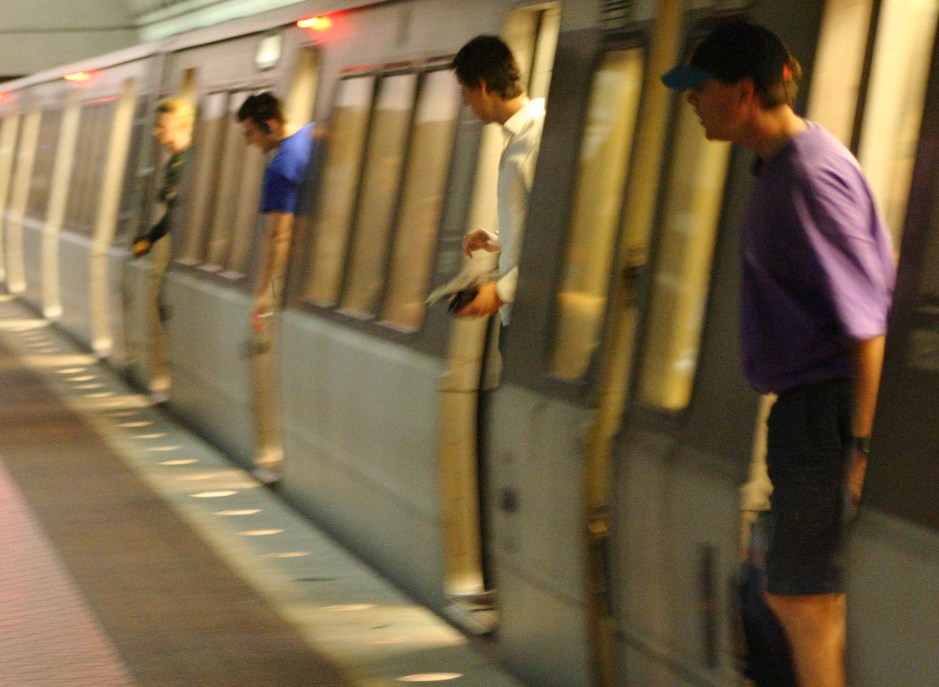 Passengers_leaving_Metro_train