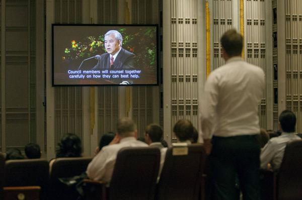 Conference Center audience reading subtitles on Jumboscreen