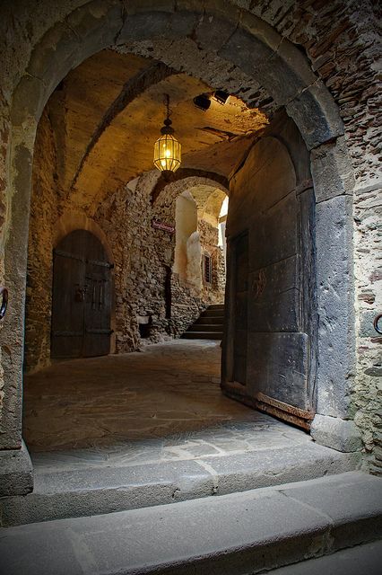 2016-07-08-Berg-Eltz-entrance