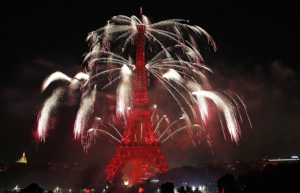 2016+Bastille+Day+Fireworks+Eiffel+Tower+Paris+hy47XSbpV1Zl