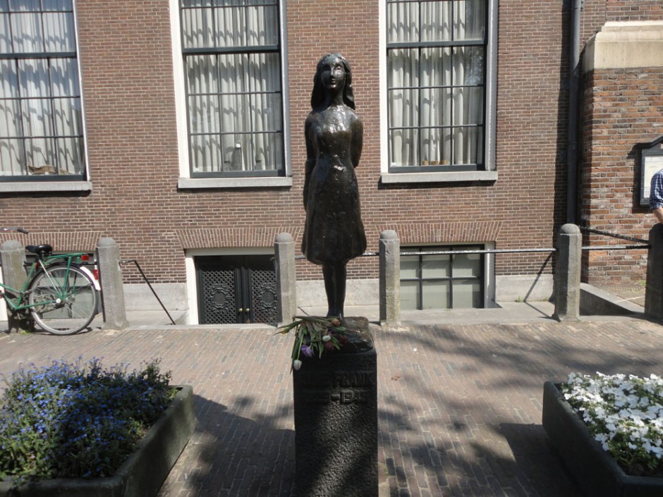 Anne-Frank-Statue-Amsterdam