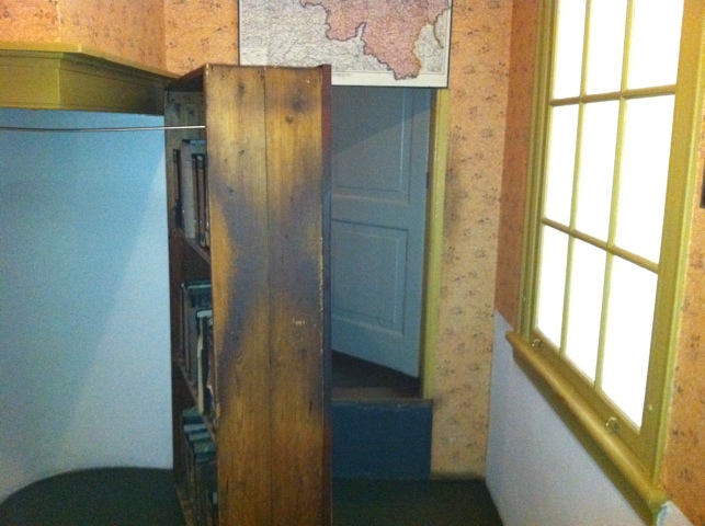 secret annex bookshelf entrance