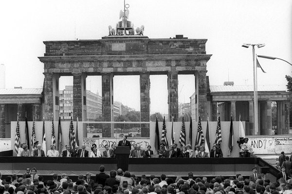 Brandenburg-Gate-Reagan-1987