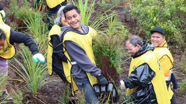 mormon-helping-hands-smiles